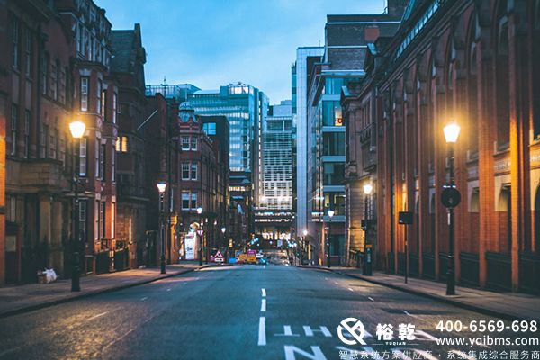 随着城市化进程的加快,楼宇管理逐渐成为现代城市的重要组成部分。楼宇智能管理系统(Integrated Building Management System,简称IBMS)应运而生,成为解决楼宇运营管理效率、降低能耗、提升居住与工作环境的重要工具。本文将详细探讨楼宇IBMS系统的组成、功能、优势以及未来的发展趋势。 一、什么是楼宇IBMS系统? 楼宇IBMS系统是一种集成的管理平台,通过物联网(IoT)、大数据、云计算等新兴技术,将建筑内各种设备与系统(如空调、照明、安防、消防、能耗管理等)有效整合,实现集中监控与管理。其目的是提升建筑的运营效率、降低能耗、保障居住者的安全,创造更加舒适的环境。 二、楼宇IBMS系统的核心组成 1. 监控系统:楼宇IBMS系统能够实时监控建筑内各类设备的运行状况,如空调系统的温度、湿度水平,照明系统的电源状态等。这些数据可以通过可视化界面直观展现,便于运维人员快速做出响应。 2. 能源管理系统:通过对建筑内能耗的实时跟踪,实现能耗数据的分析与优化,帮助管理者制定更为科学的能耗策略,降低运营成本。 3. 安全与安防系统:集成视频监控、门禁控制、报警系统等,以确保建筑内人员及财产的安全。这一模块能够实时识别异常情况,并立即通知相关人员或部门采取措施。 4. 建筑自动化系统:楼宇IBMS系统利用传感器和控制器实现对建筑内部环境(如温度、湿度、光照等)的自动调节,提升居住舒适度。 5. 通讯与网络系统:为了保障各个系统的高效协作,楼宇IBMS系统还需要强大的通讯与网络基础设施支持。这包括有线网络、无线网络和云计算平台。 三、楼宇IBMS系统的功能与优势 1. 提升管理效率:楼宇IBMS系统可以将建筑内各类设备的操作整合到一个平台上,管理者通过该系统即可进行智能控制,降低了人力成本,提升了工作效率。 2. 降低能耗:通过实时监测与数据分析,IBMS系统能够识别能耗异常,并及时进行调整,帮助建筑降低能耗和运营成本,实现绿色建筑目标。 3. 改善居住体验:楼宇IBMS系统可以根据使用者的需求自动调节室内环境,如调节空调的温度与湿度、照明的亮度等,确保员工在舒适的环境中工作,提高工作效率。 4. 提高安全性:集成的安防系统能够实时监测潜在风险,并及时发出预警,保障建筑及其使用者的安全。尤其在火灾、入侵等突发事件中,IBMS系统能迅速响应,最大限度地减少损失。 5. 可扩展性与灵活性:楼宇IBMS系统具有良好的可扩展性,能够根据建筑的不同需求,灵活添加或调整模块,确保系统始终适应建筑的运营变化。 四、楼宇IBMS系统的应用场景 1. 商业办公楼:在大型商业办公楼中,楼宇IBMS系统能够实时监控各项运营数据,帮助管理者进行有效的资产管理和空间利用,提升办公环境的舒适度和安全性。 2. 酒店与会展中心:在酒店及会展中心,IBMS系统可通过智能化管理提升客户体验,如智能灯光控制、温度调节等,提升客满时的运营效率。 3. 医疗机构:医院等医疗机构对于环境的要求极高,楼宇IBMS系统可以保证医院内部空气质量、温湿度维持在最佳状态,保障患者与医务人员的安全与舒适。 4. 工业厂房:在工业企业中,IBMS系统可以有效监控和管理设备的运行状态,降低设备故障率,同时优化能耗管理,提高生产效率。 五、楼宇IBMS系统的未来发展趋势 1. 智能化水平提升:随着人工智能及机器学习技术的发展,IBMS系统将变得更加智能,能够根据历史数据和实时监测自动优化建筑管理策略。 2. 云计算的广泛应用:未来的IBMS系统将更多地依赖云计算,通过云平台实现数据的存储、管理与分析,推动建筑管理的数字化转型。 3. 物联网技术的深度整合:IBMS系统将与物联网设备深度融合,建立起更为广泛的智能设备生态,实现建筑内部的全面互联与自动化管理。 4. 可持续发展的推动:环保与可持续发展将是未来IBMS系统发展的重要方向,楼宇IBMS系统通过实时监测与数据分析,帮助建筑达到更低的碳排放标准,实现可持续运营。 5. 用户体验至上的设计:未来的IBMS系统将更加注重用户体验,通过更为简洁的界面、更流畅的操作流程保障用户的便捷性,提升用户对系统的认可度。 结论 楼宇IBMS系统作为现代建筑管理的重要工具,凭借其强大的集成能力和智能化管理,为建筑的高效运营、节能降耗及安全保障提供了有力支持。随着技术的不断进步和发展,IBMS系统的应用前景将更加广阔,必将引领未来建筑管理方式的变革。 随着城市化进程的加快,楼宇管理逐渐成为现代城市的重要组成部分。楼宇智能管理系统(Integrated Building Management System,简称IBMS)应运而生,成为解决楼宇运营管理效率、降低能耗、提升居住与工作环境的重要工具。本文将详细探讨楼宇IBMS系统的组成、功能、优势以及未来的发展趋势。 一、什么是楼宇IBMS系统? 楼宇IBMS系统是一种集成的管理平台,通过物联网(IoT)、大数据、云计算等新兴技术,将建筑内各种设备与系统(如空调、照明、安防、消防、能耗管理等)有效整合,实现集中监控与管理。其目的是提升建筑的运营效率、降低能耗、保障居住者的安全,创造更加舒适的环境。 二、楼宇IBMS系统的核心组成 1. 监控系统:楼宇IBMS系统能够实时监控建筑内各类设备的运行状况,如空调系统的温度、湿度水平,照明系统的电源状态等。这些数据可以通过可视化界面直观展现,便于运维人员快速做出响应。 2. 能源管理系统:通过对建筑内能耗的实时跟踪,实现能耗数据的分析与优化,帮助管理者制定更为科学的能耗策略,降低运营成本。 3. 安全与安防系统:集成视频监控、门禁控制、报警系统等,以确保建筑内人员及财产的安全。这一模块能够实时识别异常情况,并立即通知相关人员或部门采取措施。 4. 建筑自动化系统:楼宇IBMS系统利用传感器和控制器实现对建筑内部环境(如温度、湿度、光照等)的自动调节,提升居住舒适度。 5. 通讯与网络系统:为了保障各个系统的高效协作,楼宇IBMS系统还需要强大的通讯与网络基础设施支持。这包括有线网络、无线网络和云计算平台。 三、楼宇IBMS系统的功能与优势 1. 提升管理效率:楼宇IBMS系统可以将建筑内各类设备的操作整合到一个平台上,管理者通过该系统即可进行智能控制,降低了人力成本,提升了工作效率。 2. 降低能耗:通过实时监测与数据分析,IBMS系统能够识别能耗异常,并及时进行调整,帮助建筑降低能耗和运营成本,实现绿色建筑目标。 3. 改善居住体验:楼宇IBMS系统可以根据使用者的需求自动调节室内环境,如调节空调的温度与湿度、照明的亮度等,确保员工在舒适的环境中工作,提高工作效率。 4. 提高安全性:集成的安防系统能够实时监测潜在风险,并及时发出预警,保障建筑及其使用者的安全。尤其在火灾、入侵等突发事件中,IBMS系统能迅速响应,最大限度地减少损失。 5. 可扩展性与灵活性:楼宇IBMS系统具有良好的可扩展性,能够根据建筑的不同需求,灵活添加或调整模块,确保系统始终适应建筑的运营变化。 四、楼宇IBMS系统的应用场景 1. 商业办公楼:在大型商业办公楼中,楼宇IBMS系统能够实时监控各项运营数据,帮助管理者进行有效的资产管理和空间利用,提升办公环境的舒适度和安全性。 2. 酒店与会展中心:在酒店及会展中心,IBMS系统可通过智能化管理提升客户体验,如智能灯光控制、温度调节等,提升客满时的运营效率。 3. 医疗机构:医院等医疗机构对于环境的要求极高,楼宇IBMS系统可以保证医院内部空气质量、温湿度维持在最佳状态,保障患者与医务人员的安全与舒适。 4. 工业厂房:在工业企业中,IBMS系统可以有效监控和管理设备的运行状态,降低设备故障率,同时优化能耗管理,提高生产效率。 五、楼宇IBMS系统的未来发展趋势 1. 智能化水平提升:随着人工智能及机器学习技术的发展,IBMS系统将变得更加智能,能够根据历史数据和实时监测自动优化建筑管理策略。 2. 云计算的广泛应用:未来的IBMS系统将更多地依赖云计算,通过云平台实现数据的存储、管理与分析,推动建筑管理的数字化转型。 3. 物联网技术的深度整合:IBMS系统将与物联网设备深度融合,建立起更为广泛的智能设备生态,实现建筑内部的全面互联与自动化管理。 4. 可持续发展的推动:环保与可持续发展将是未来IBMS系统发展的重要方向,楼宇IBMS系统通过实时监测与数据分析,帮助建筑达到更低的碳排放标准,实现可持续运营。 5. 用户体验至上的设计:未来的IBMS系统将更加注重用户体验,通过更为简洁的界面、更流畅的操作流程保障用户的便捷性,提升用户对系统的认可度。 结论 楼宇IBMS系统作为现代建筑管理的重要工具,凭借其强大的集成能力和智能化管理,为建筑的高效运营、节能降耗及安全保障提供了有力支持。随着技术的不断进步和发展,IBMS系统的应用前景将更加广阔,必将引领未来建筑管理方式的变革。